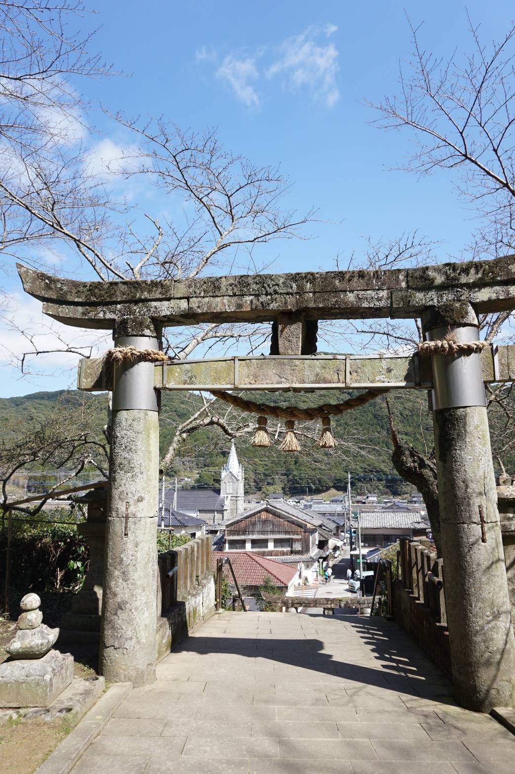 Sakitsu - église vue d'un torii