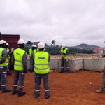 Mayeul avec son équipe pour l'installation du réseau électrique à Yaoundé, Cameroun.