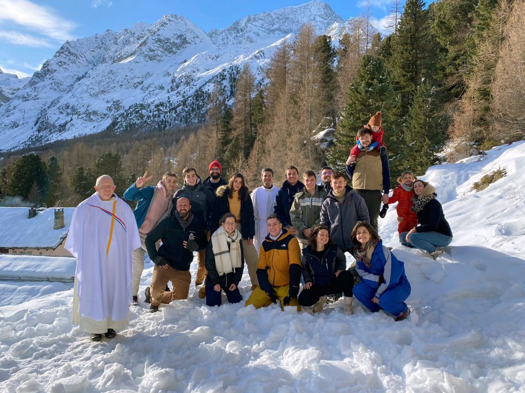 Mayeul et ses camarades, lors d'un camp de ski avec le P. Michel Claeys.