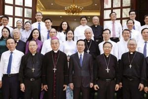 Le président sortant Vo Van Thuong (au premier rang, troisième à partir de la droite), le 7 août 2023 avec des membres de la Conférence épiscopale vietnamienne.