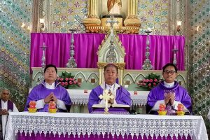 Mgr Celso Ba Shwe, évêque de Loikaw (au centre), le 3 mars lors d’une messe célébrée dans la cathédrale Saint-Joseph de la ville de Taunggyi, dans l’État Shan.
