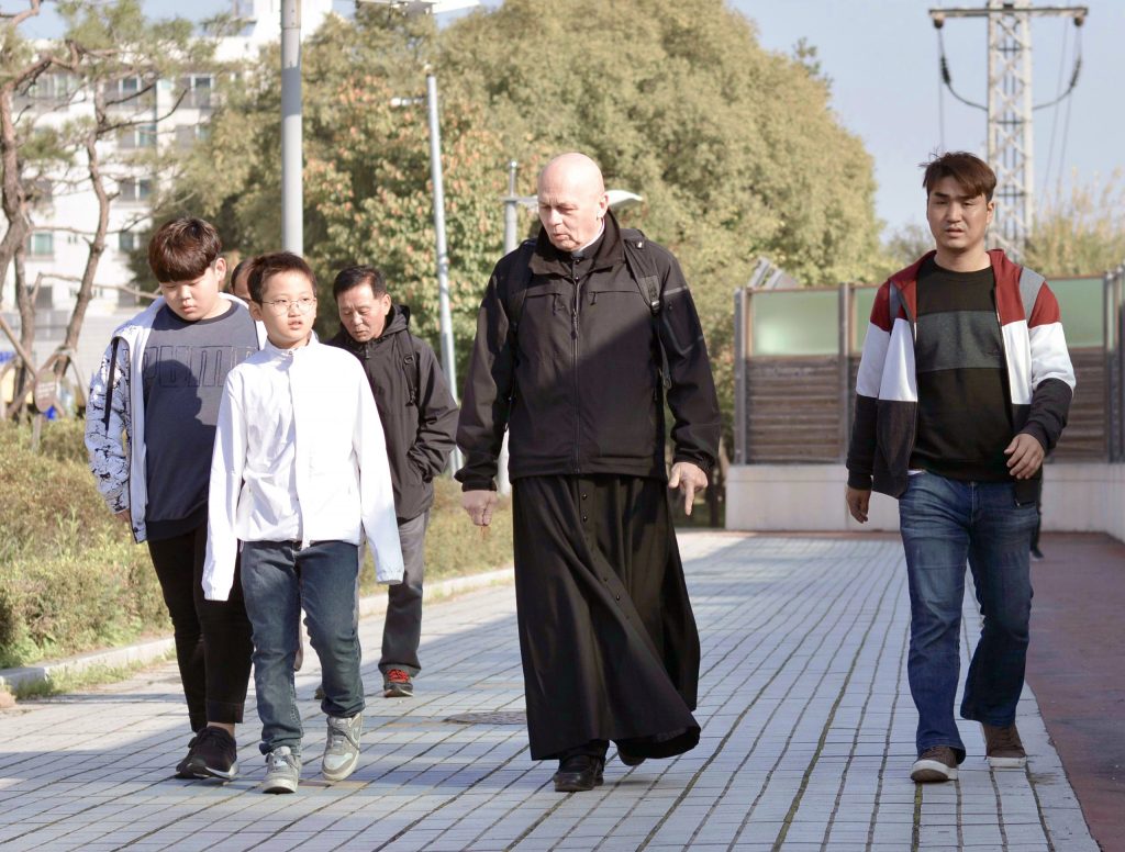 Le Père Philippe Blot avec les jeunes du foyer.
