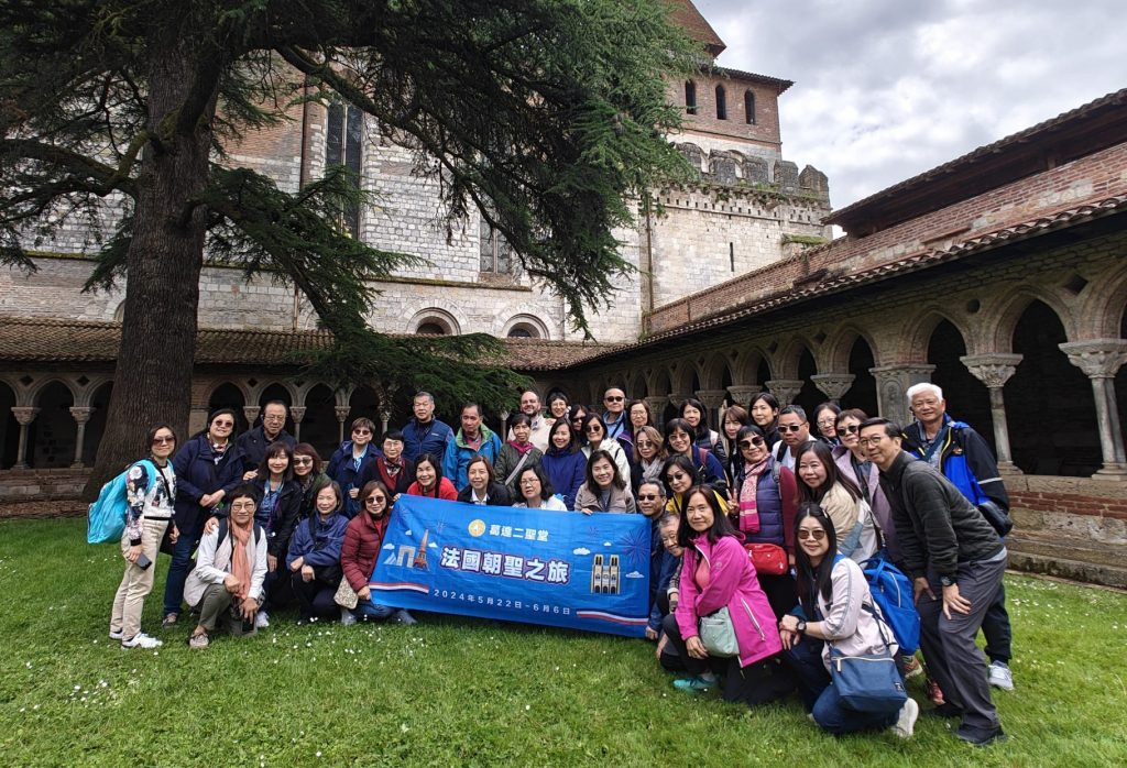 Père Matthieu Masson et pèlerins chinois en visite à Lisieux.