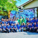 Les pères Etienne Frécon, Vincent Sénéchal et François Hemelsdael avec les professeurs du centre pour enfants autistes, de Phnom Penh