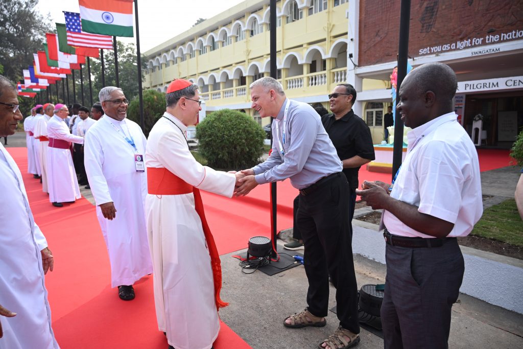 Cardinal Luis Tagle avec le P. Vincent Sénéchal à Goa décembre 2024