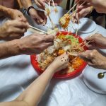 Le Yushen ou Lohei, une salade de poisson cru emblématique du Nouvel an chinois à Singapour.