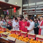 Bénédictions et distribution des oranges, mercredi 29 janvier 2025 dans la paroisse Saint-Ignace de Singapour.