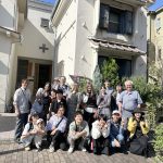 Le P. Pierre Perrand et les jeunes de la JOC devant la maison MEP de Tokyo