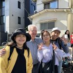 Le P. Pierre Perrard avec un groupe de jocistes, devant la maison de la JOC à Tokyo