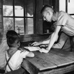 Jacques Dournes, missionnaire dans ses œuvres caritatives : à l’école, avec les scouts, auprès des lépreux de Dilinh. Crédit : IRFA