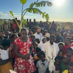 Inauguration d'une chapelle de brousse en mai 2025. Au centre, le père Gabriel.