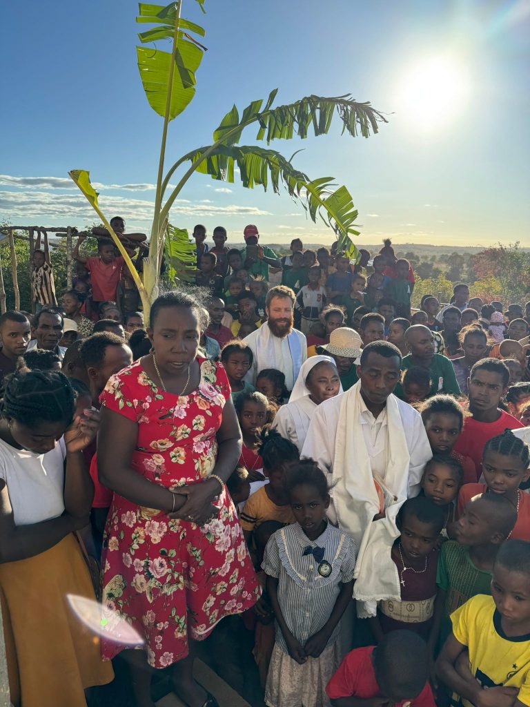 Inauguration d'une chapelle de brousse en mai 2025. Au centre, le père Gabriel.