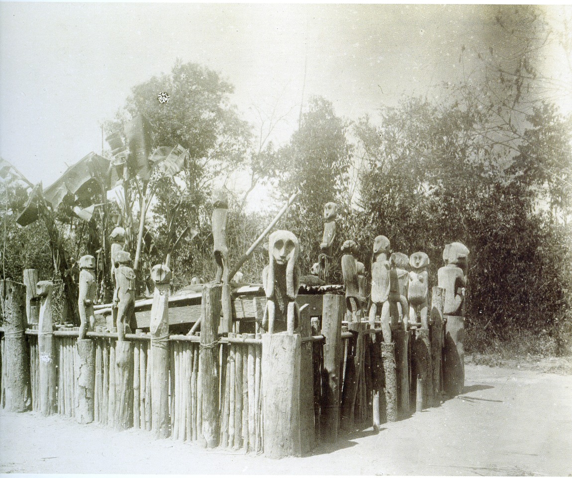 Sépulture Jörai de Jean-Marc Bel datée de 1897 et située à Keudjoi, 30 km de Kontum.