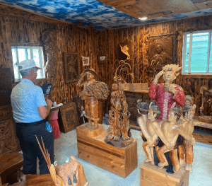 Le père Yves Moal en admiration devant les oeuvres d'Adag.