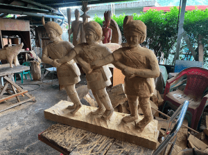 Personnages de la crèche qui sera présentée à Paris à Noël.