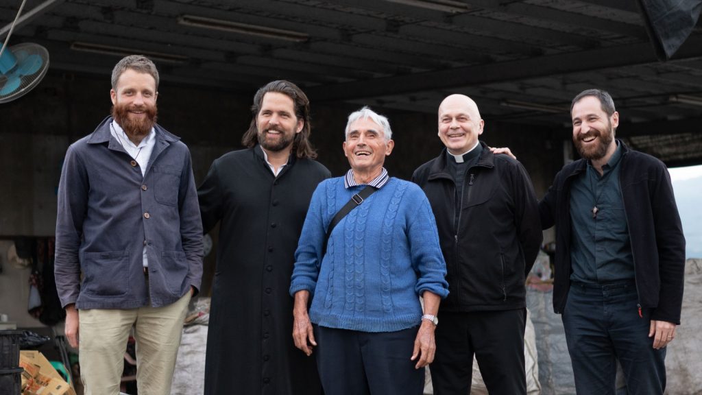 Les pères MEP du film Baroudeurs du Christ, à Taiwan dans le centre de recyclage du père Yves Moal.