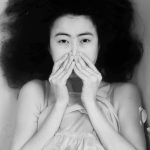 Se libérer de la peur, 2014, Autoportrait, photographie, 100 x 75 cm. © Mayco NAING