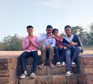 Avec les enfants de la paroisse au Cambodge.