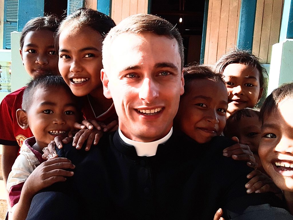Le père Vincent Chrétienne en mission au Cambodge, dans le village de pêcheurs de Prek Sbow.